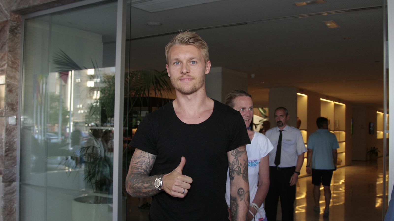 Kjaer, a su llegada a Sevilla, en la puerta del hotel