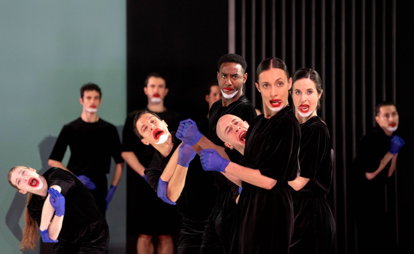 Los 25 bailarines del Ballet de Lyon llevan a cabo un trabajo realmente encomiable.