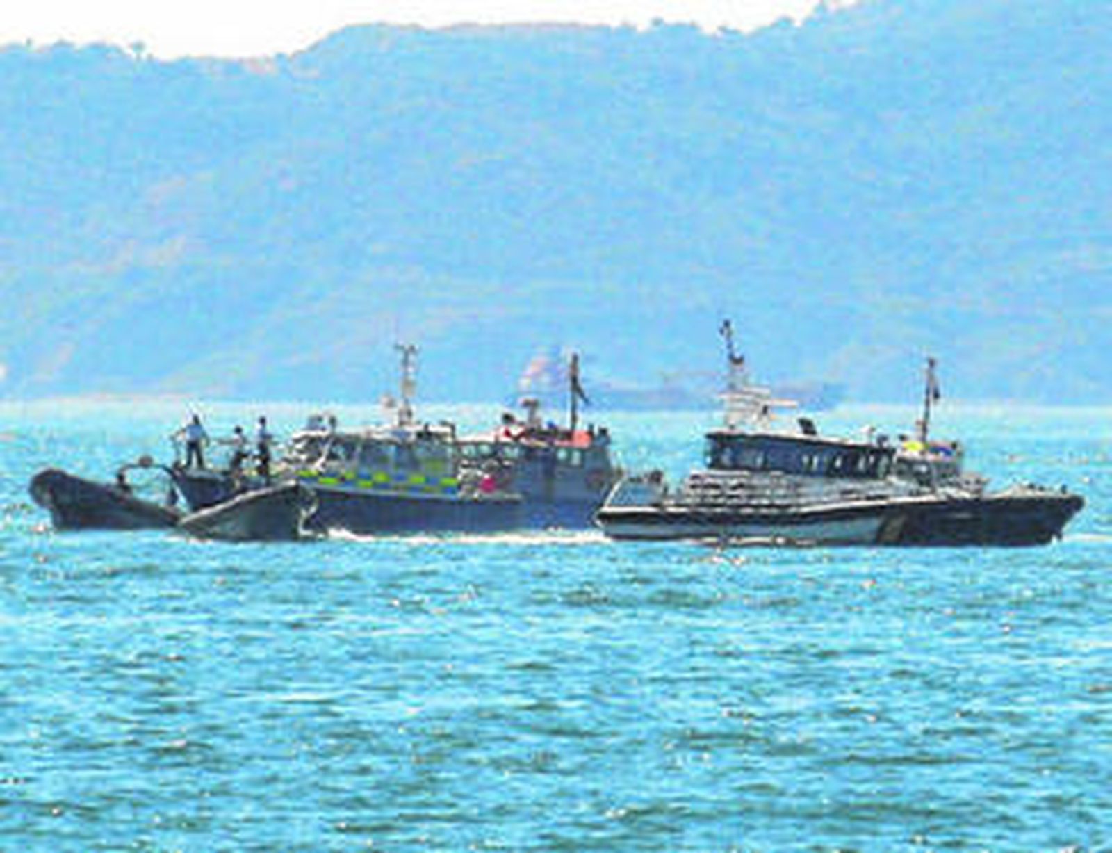Embarcaciones de la Policía de Gibraltar y la Guardia Civil ayer tras protagonizar un incidente en el Peñón.