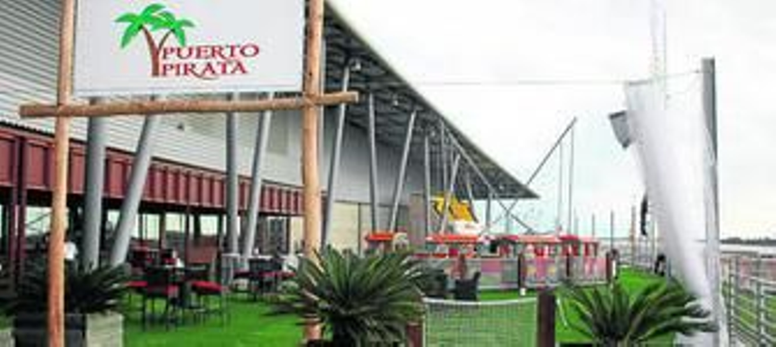 Puerto Pirata reúne todos los atractivos necesarios para que la experiencia de los más pequeños sea inolvidable. Las divertidas atracciones son, sin duda, un estupendo pasatiempo  que llamará la atención de los niños, que también podrán disfrutar del Play Land, una amplia zona de juegos y piscina de bolas.