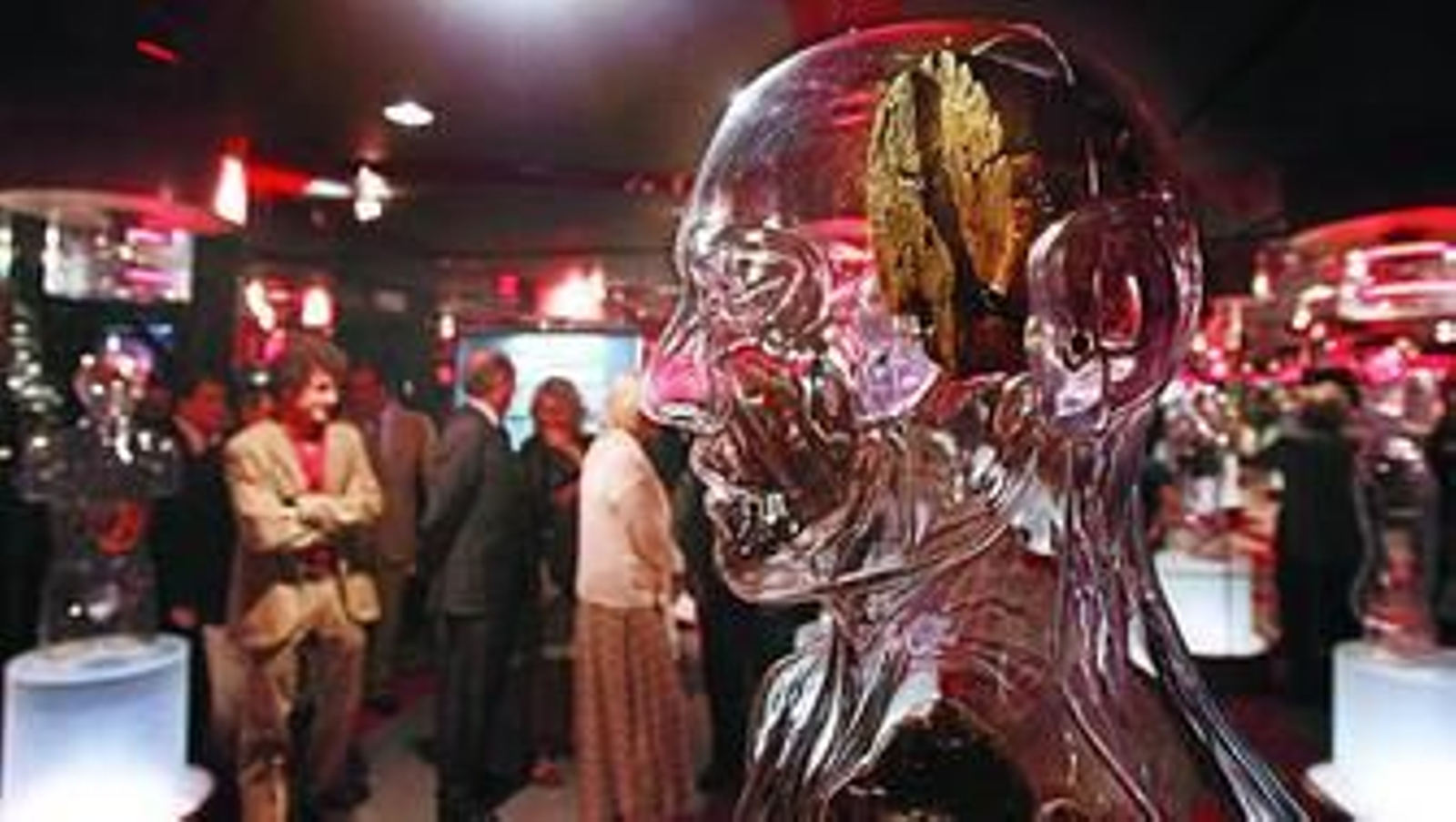 Un maniquí de la muestra, donde se puede ver el efecto nocivo de la droga en el cerebro.