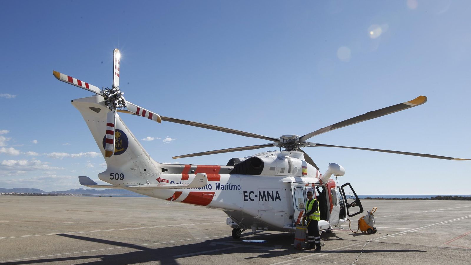 Cuando  una emergencia surge en la costa, el helicóptero en servicio sale desde el aeropuerto de Almería con dos pilotos y dos rescatadores, mientras dos mecánicos esperan en la base.
