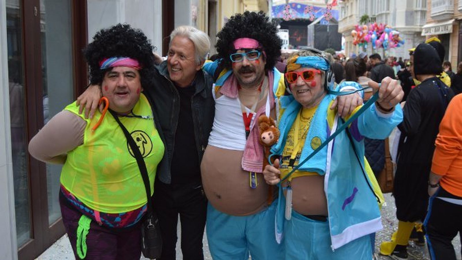 Julio Malo de Molina con Javier Farrujia, el pintor Pepe Baena y Curro Herrero de la chirigota ilegal 'Los Zumbaos'.