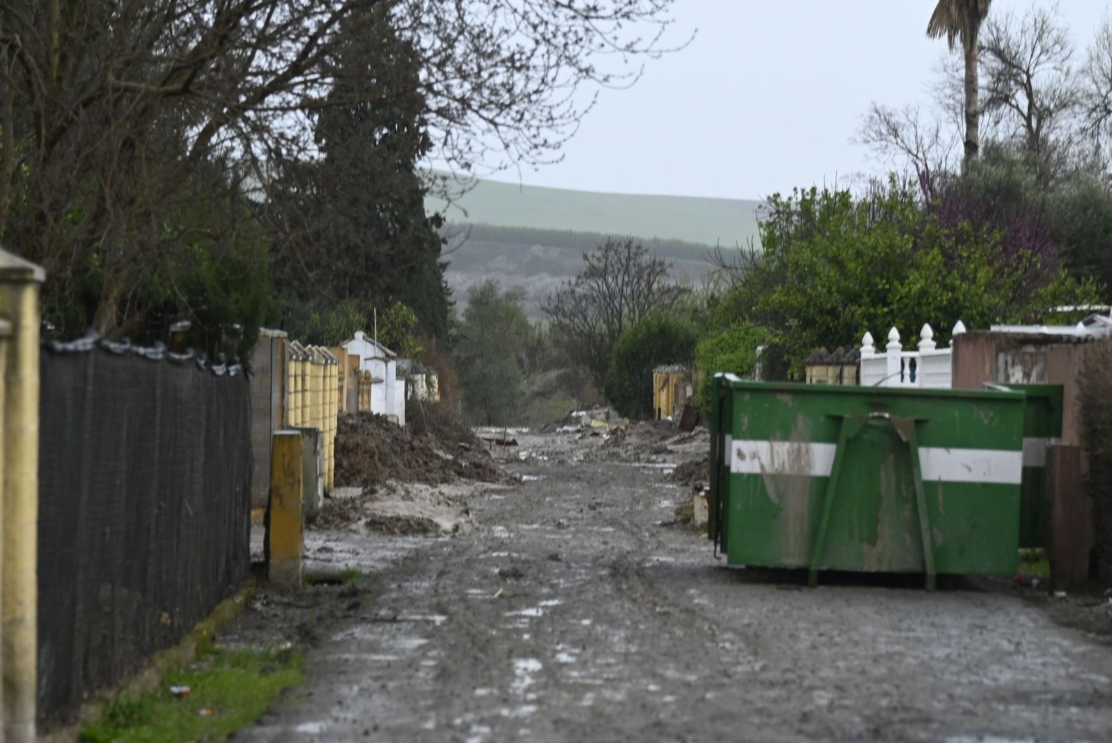 Parcelas de Guadalvalle siguen anegadas por el barro un mes después de las inundaciones