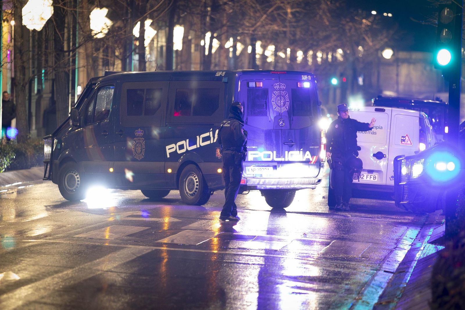 Todas las imágenes: una okupa trepa con cuerda para acceder al piso ocupado en Granada