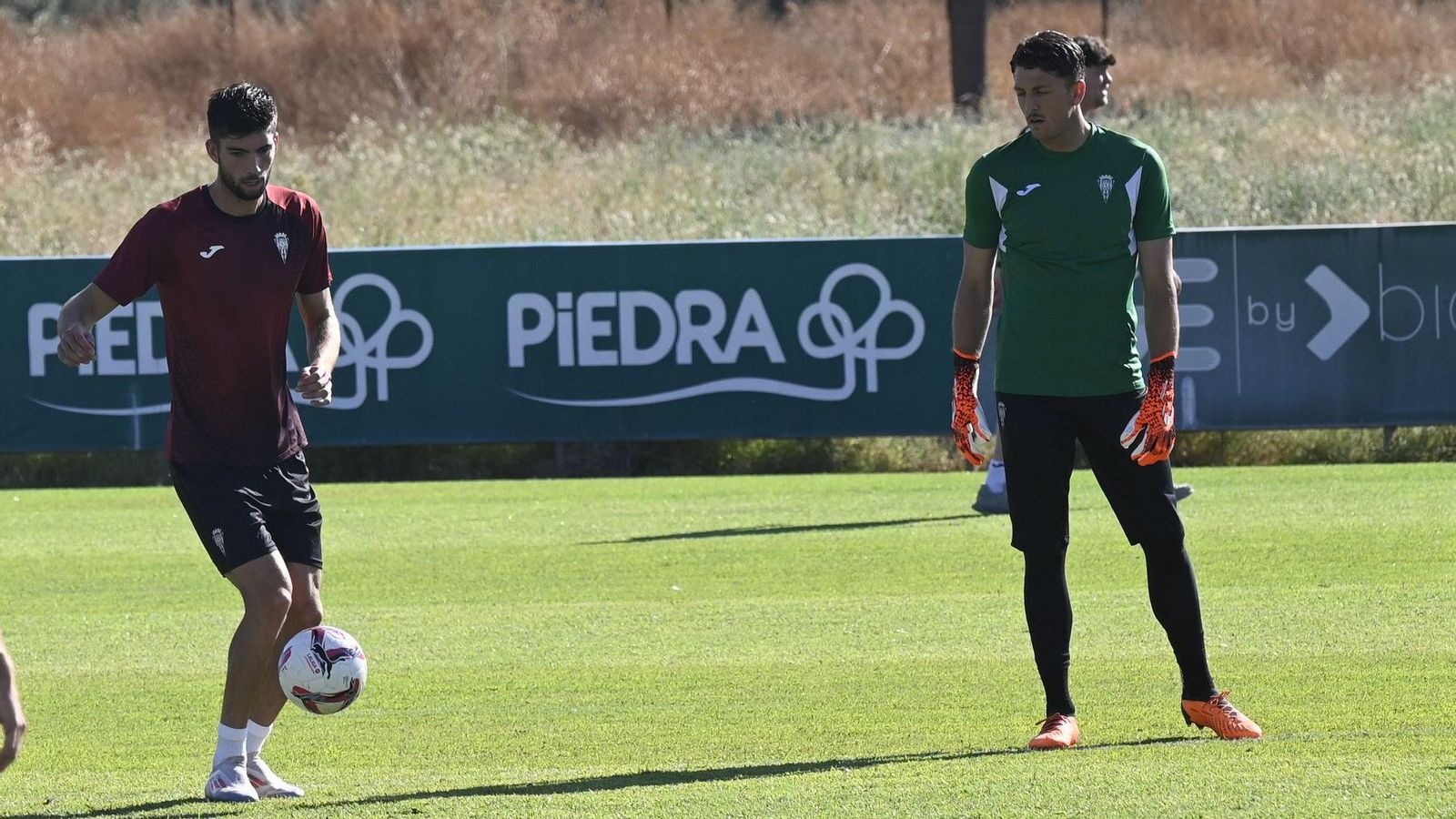 Marín observa a Théo Zidane en el entrenamiento del Córdoba CF de este miércoles. Marín observa a Théo Zidane en el entrenamiento del Córdoba CF de este miércoles.