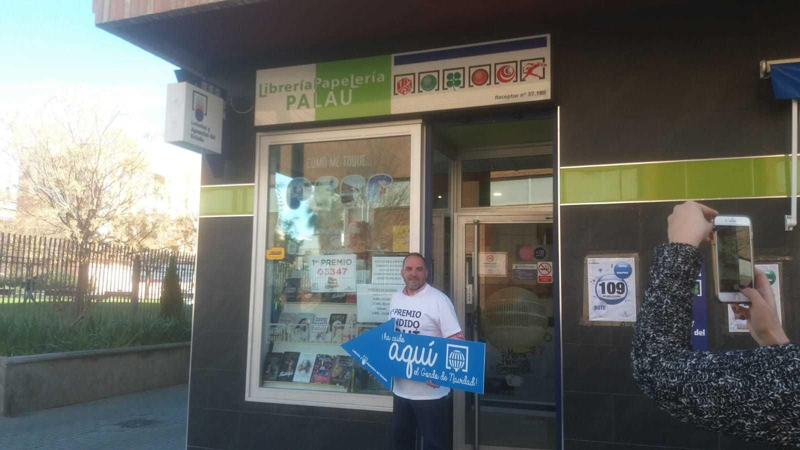 Celebración en la librería del Zaidín que ha sellado un décimo del Gordo