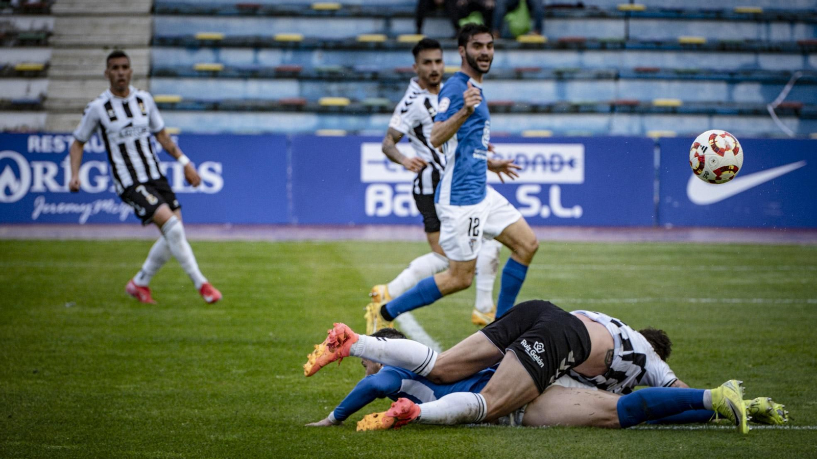 Las imágenes del partido de fútbol entre el San Fernando Club Deportivo y la Balompédica Linense