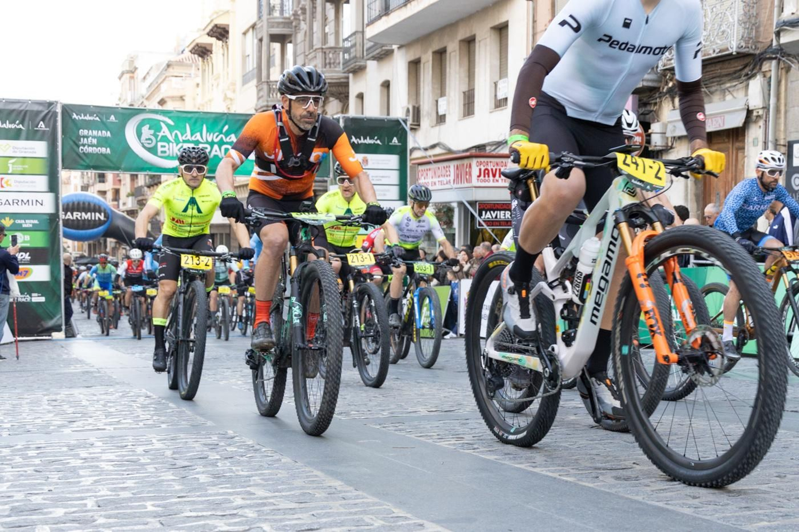 En imágenes: la Andalucía Bike Race dice adiós a Jaén con una etapa marcada por Jabalcuz