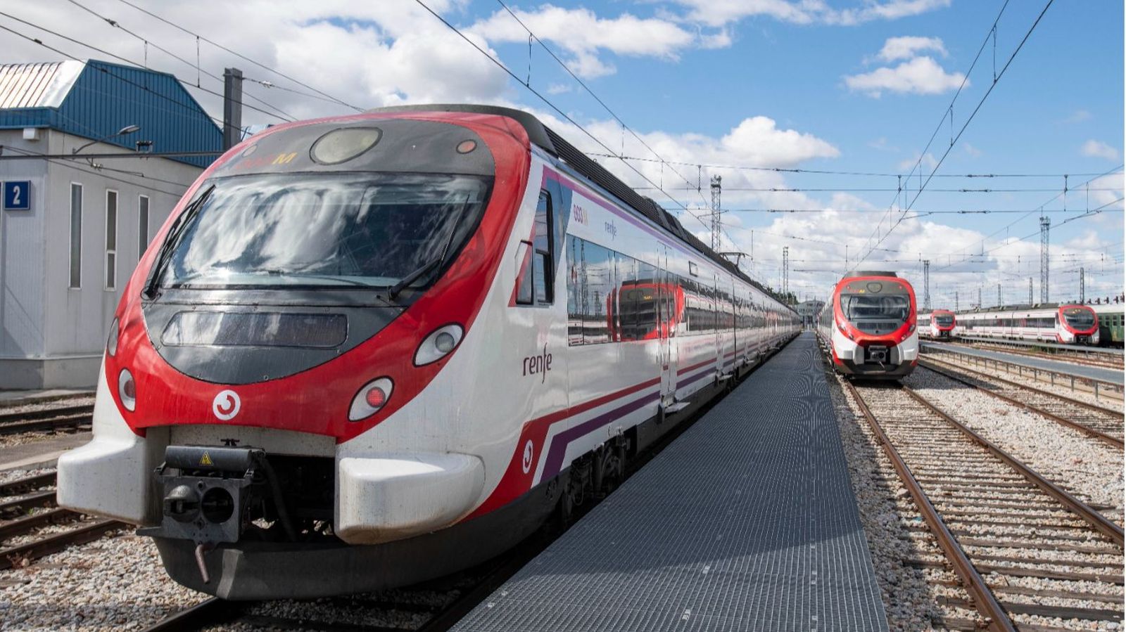 Un tren de Cercanías de Renfe circula con normalidad tras el restablecimiento del servicio ferroviario en toda España