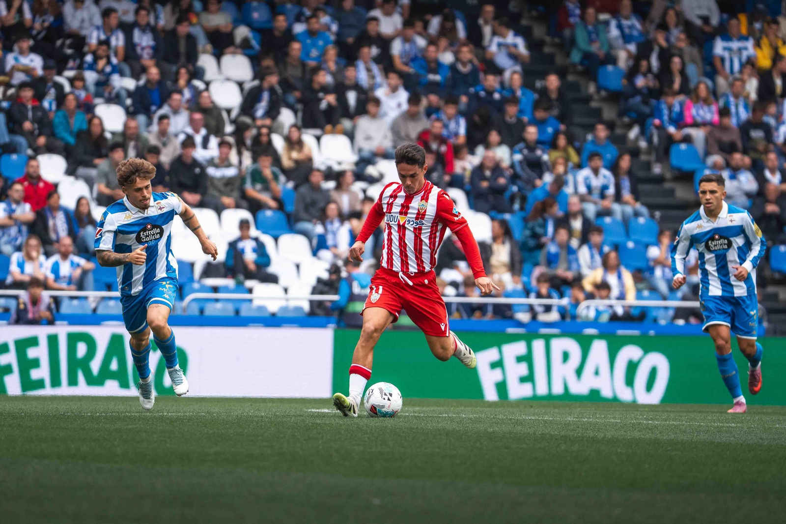 Sergio Arribas en plena ejecución de un pase durante una acción del encuentro frente al Deportivo disputado en Riazor.