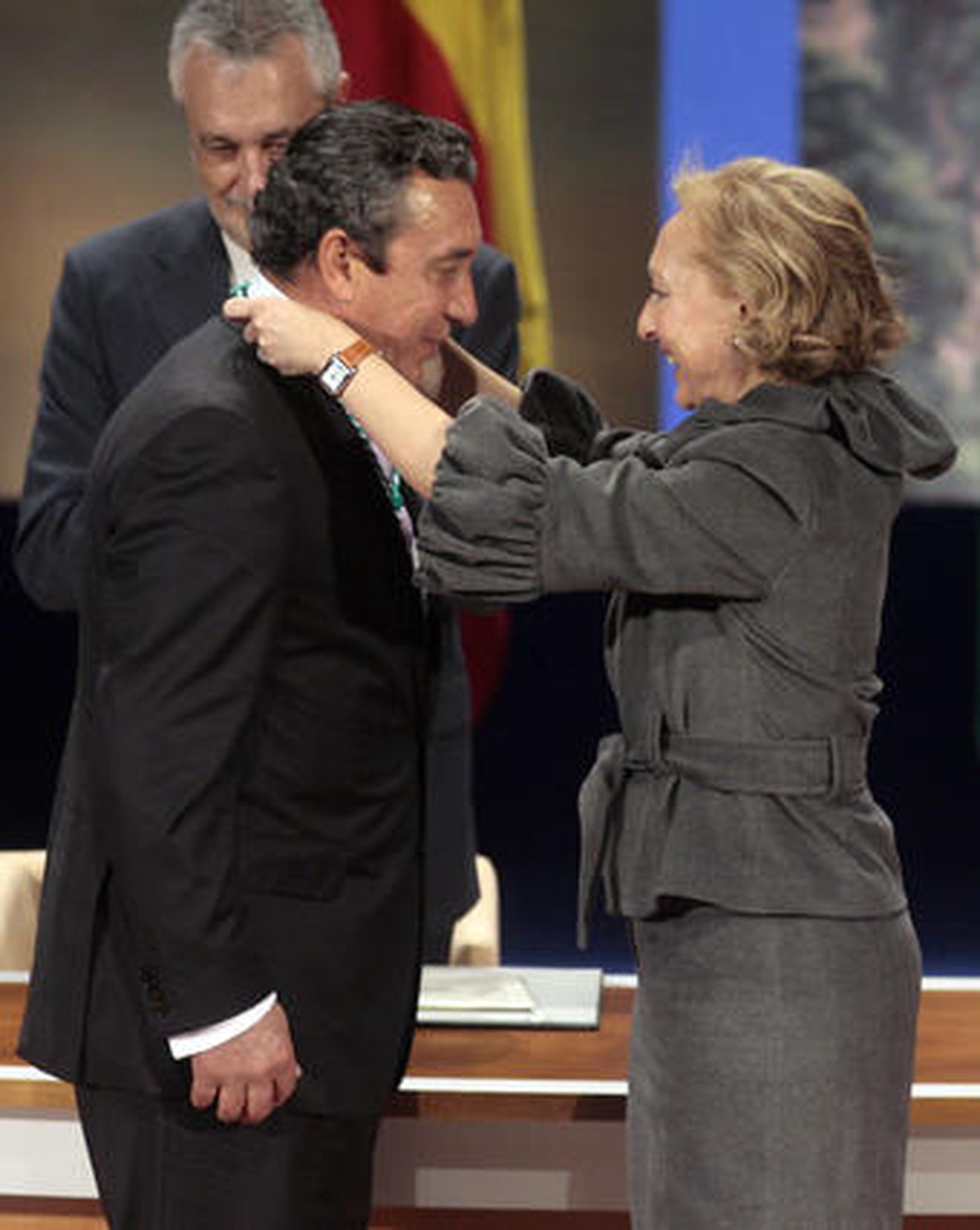 Fuensanta Coves impone la medalla a la ganadería Hijos de Celestino Cuadri. / Juan Carlos Muñoz · Juan Carlos Vázquez