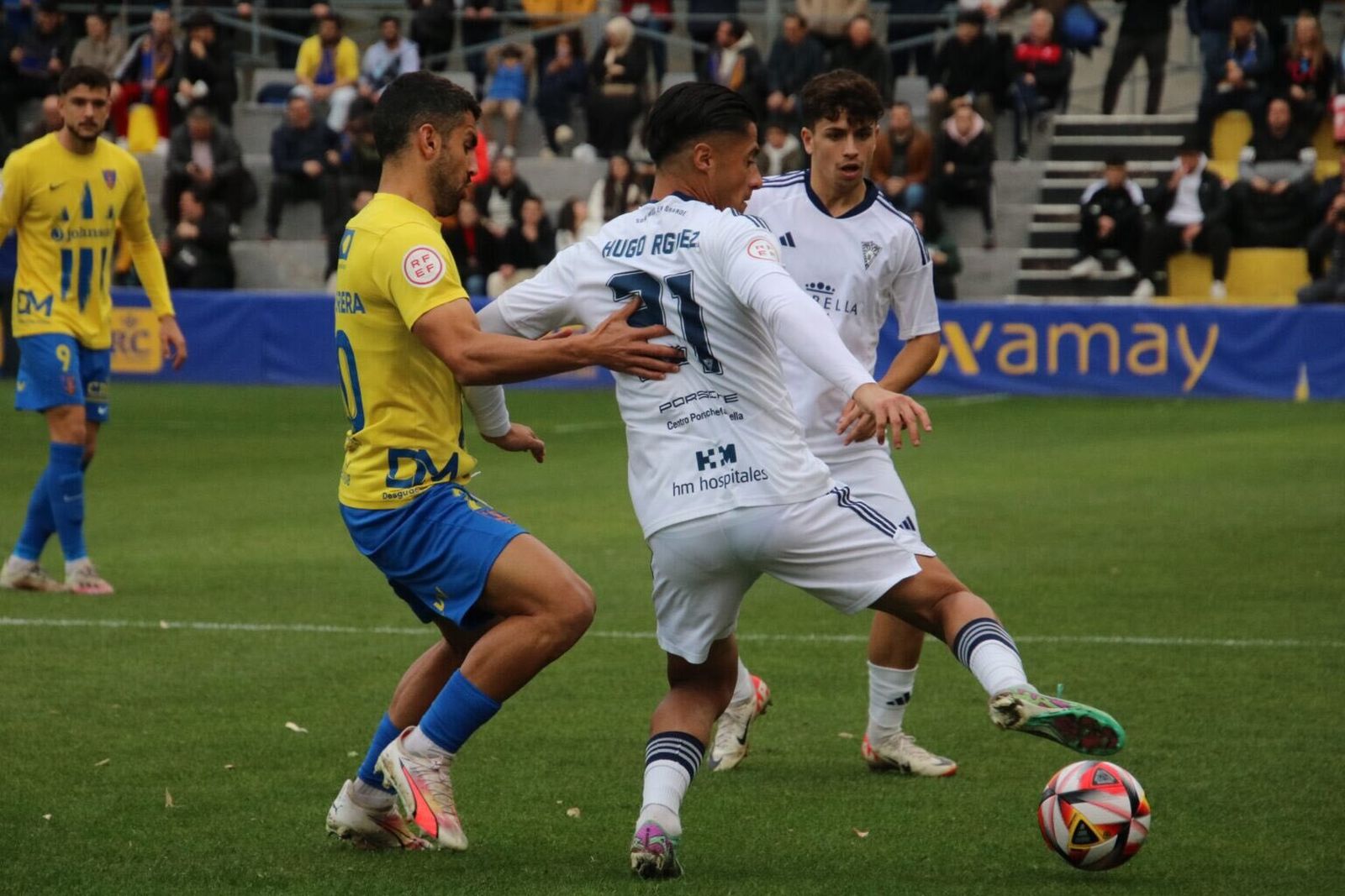Hugo Rodríguez controla el balón.