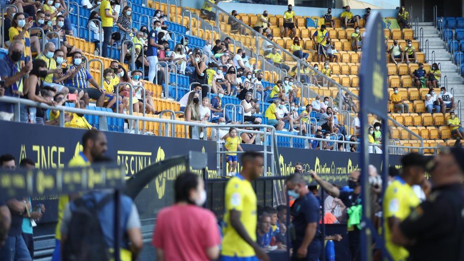 Salida de los jugadores al campo.