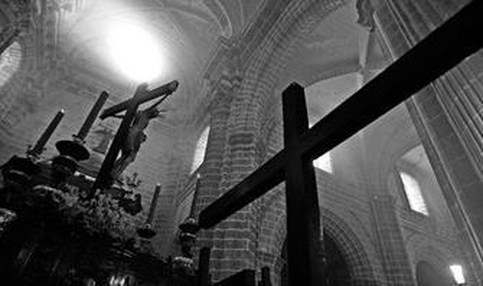 El Cristo de la Viga, bajo la inmensidad de las cúpulas de la Catedral de Jerez poco antes de echarse a la calle.