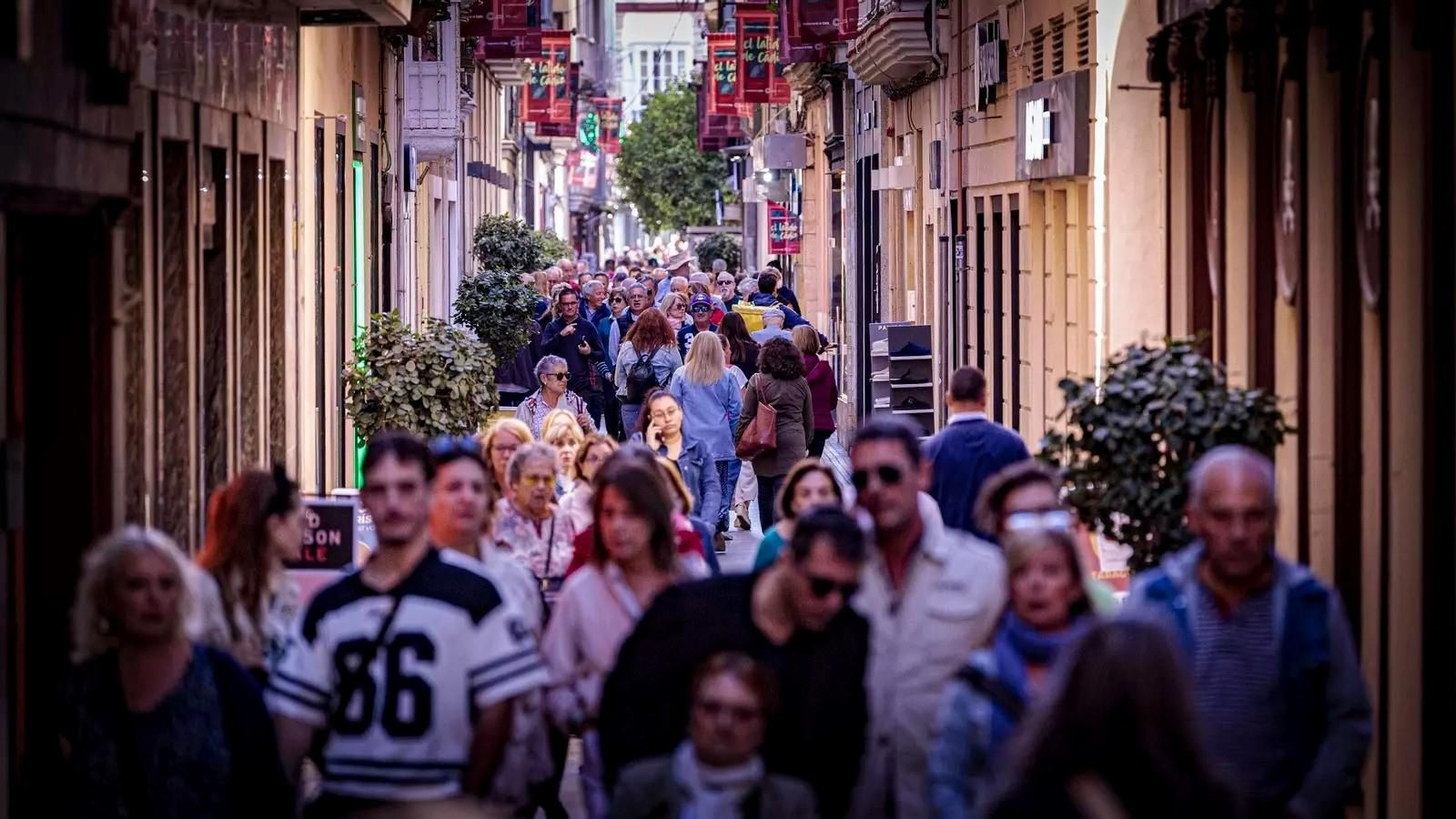 Paseantes por la calle Columela de Cádiz.