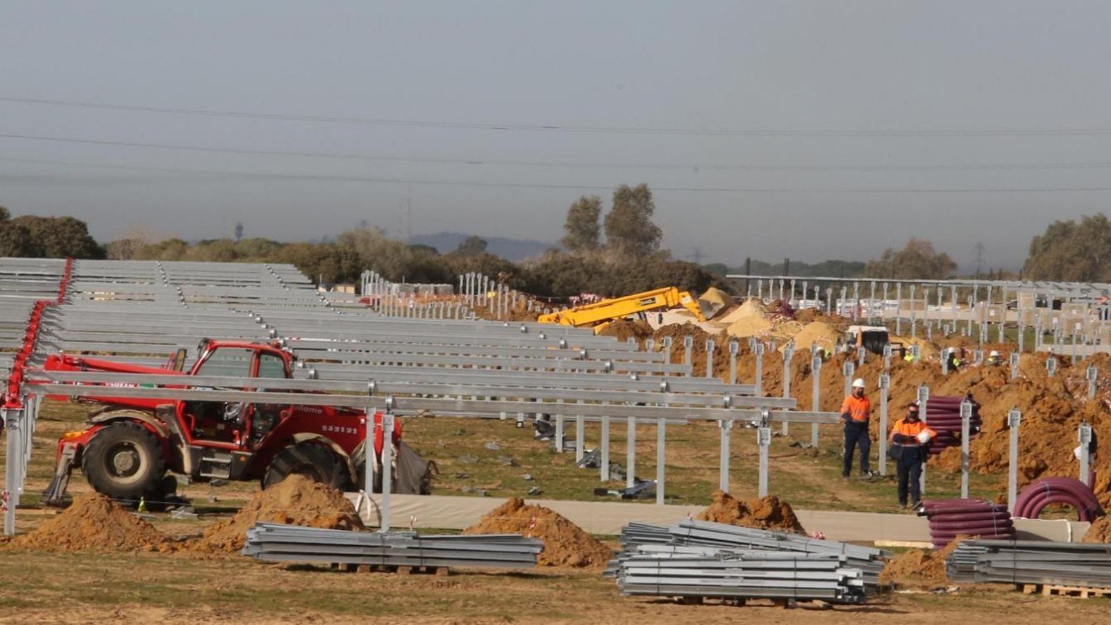 Trabajos de instalación de una planta fotovoltaica.