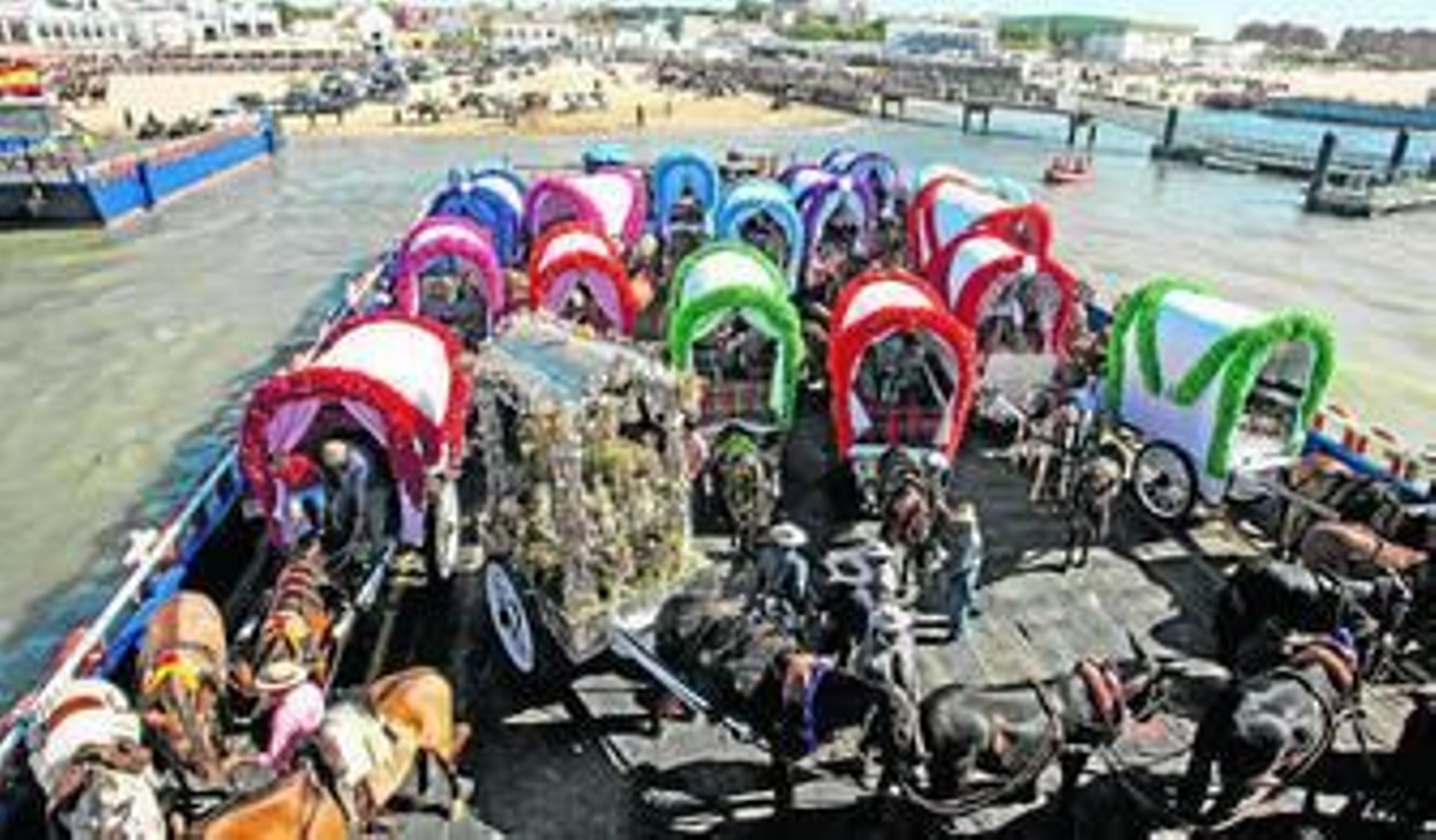 El Simpecado de Jerez, el pasado año, cruzando en Sanlúcar con Bajo de Guía al fondo.