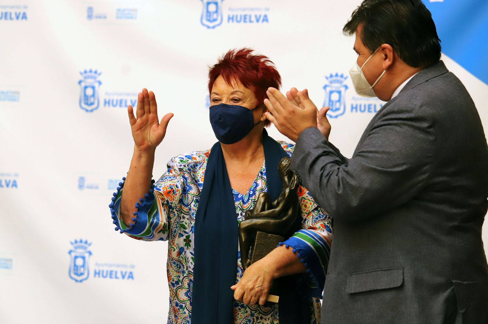 Imágenes de la entrega del Premio Marismas a Juana Carrillo y a Gabriela de la Fuente en su XIX edición