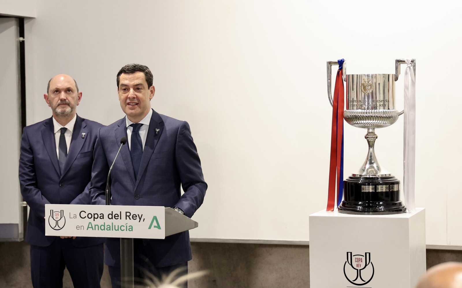 El presidente de la Junta de Andalucía recibe la Copa del Rey e inaugura la exposición "Los reyes de la Copa"