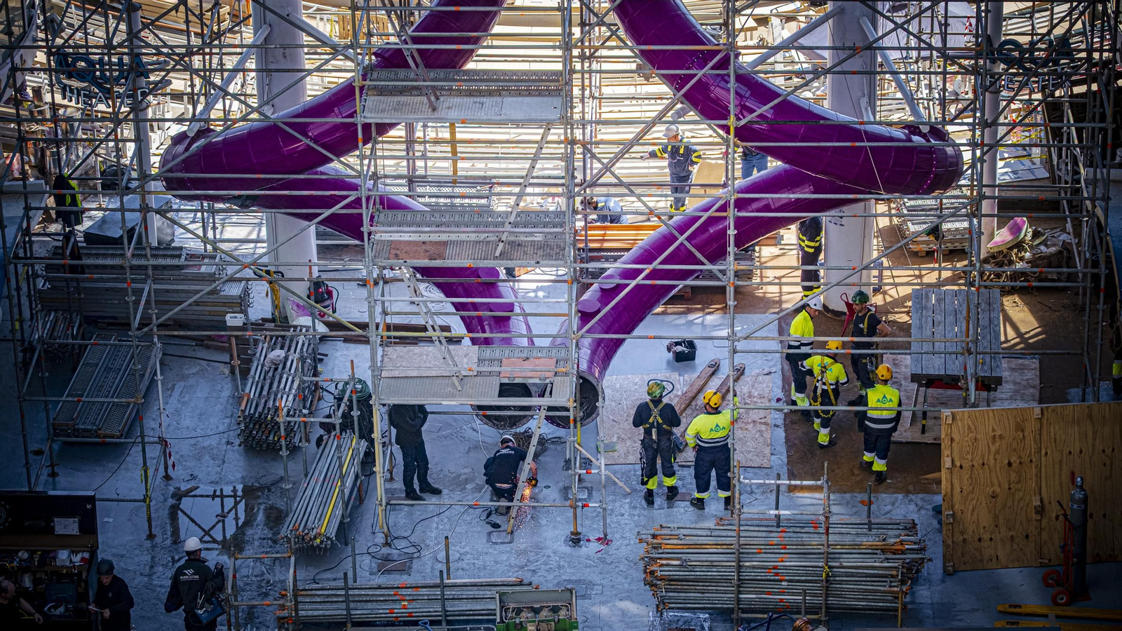 Las imágenes del interior del crucero 'Allure of the Seas' que se encuentra reparando en navantia Cádiz