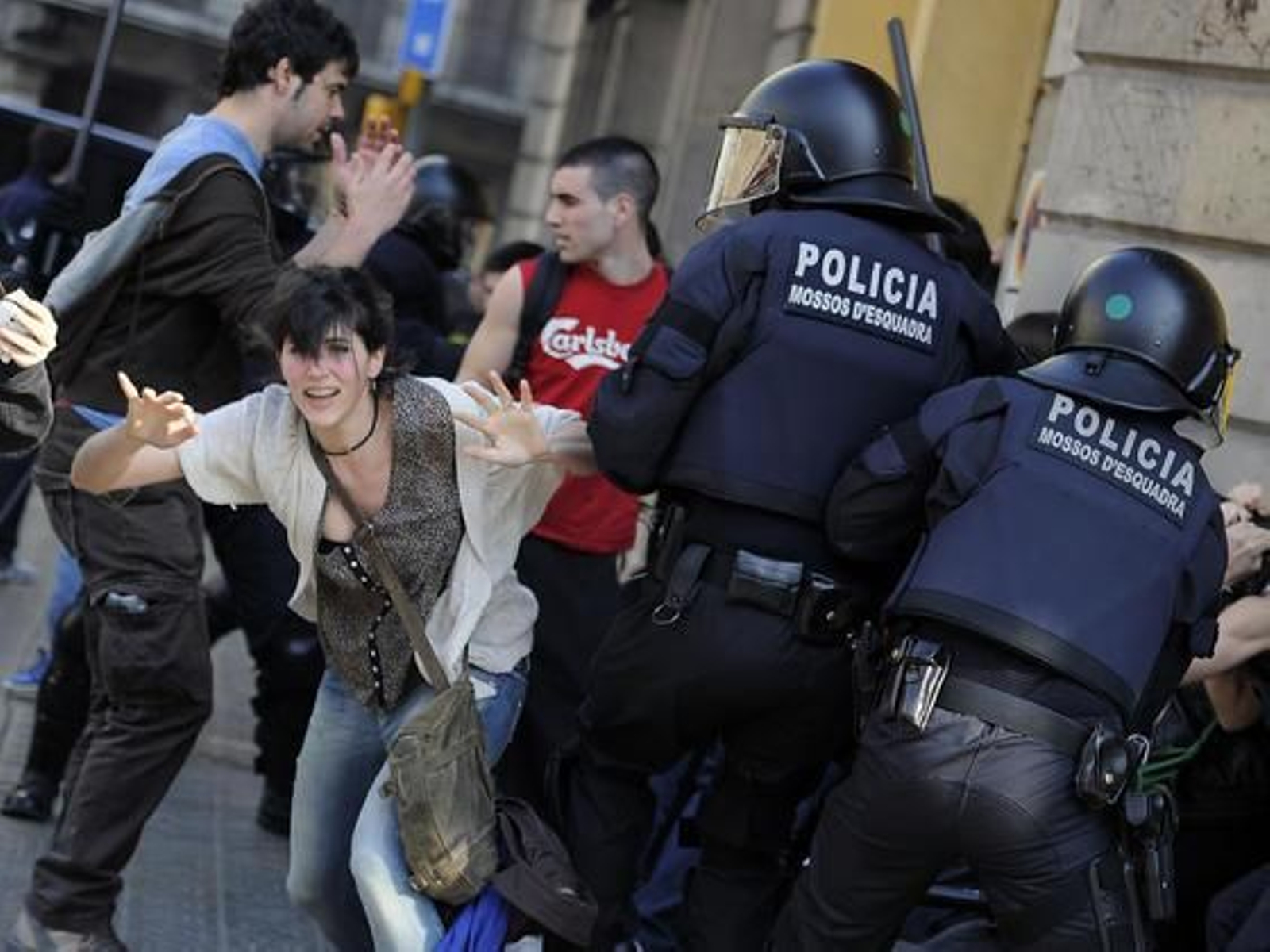 Carga de los Mossos d'esquadra.  Foto: AFP Photo