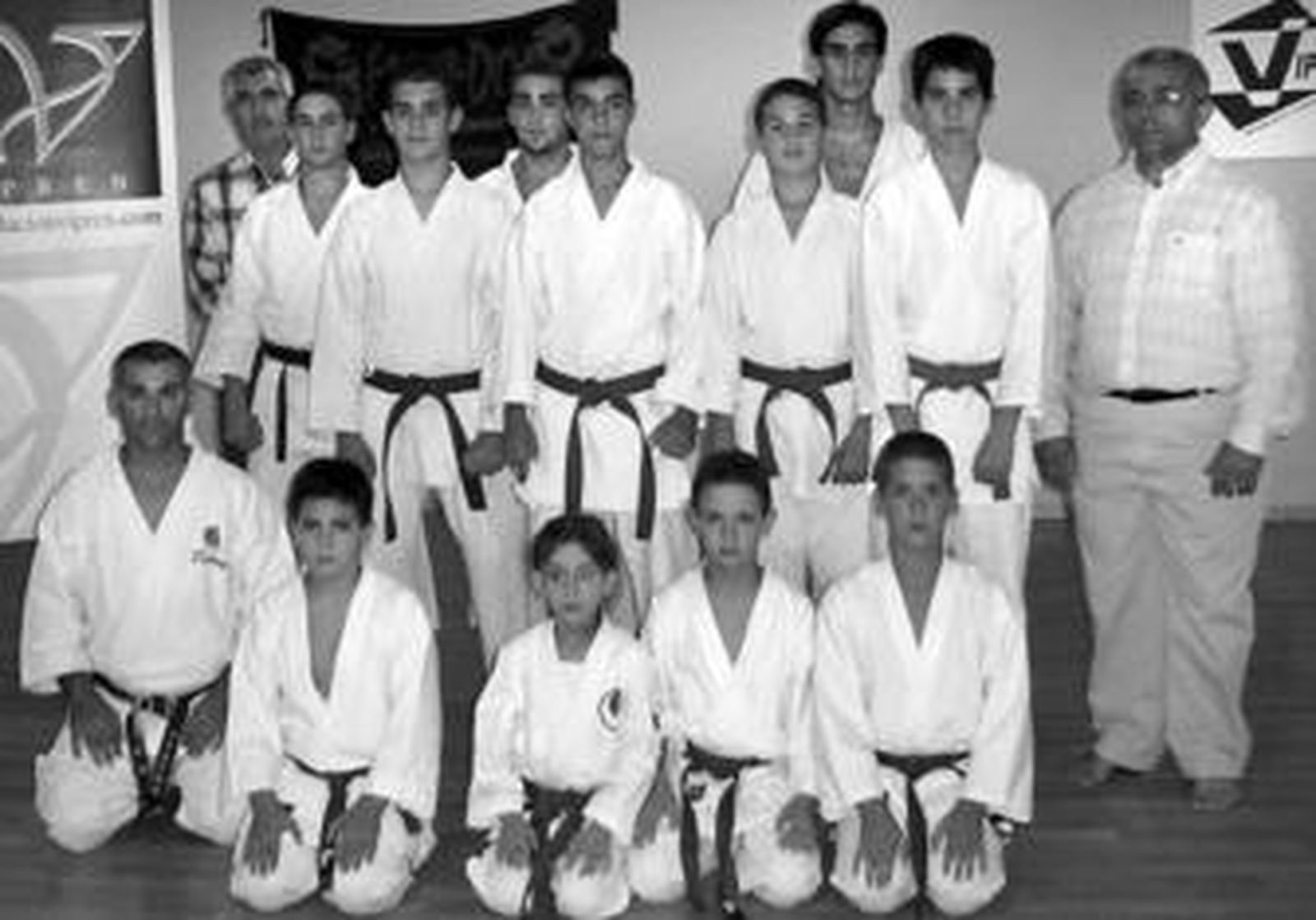 Imagen de los niños que forman la escuela del club local, junto a Juan Carmona, su instructor.