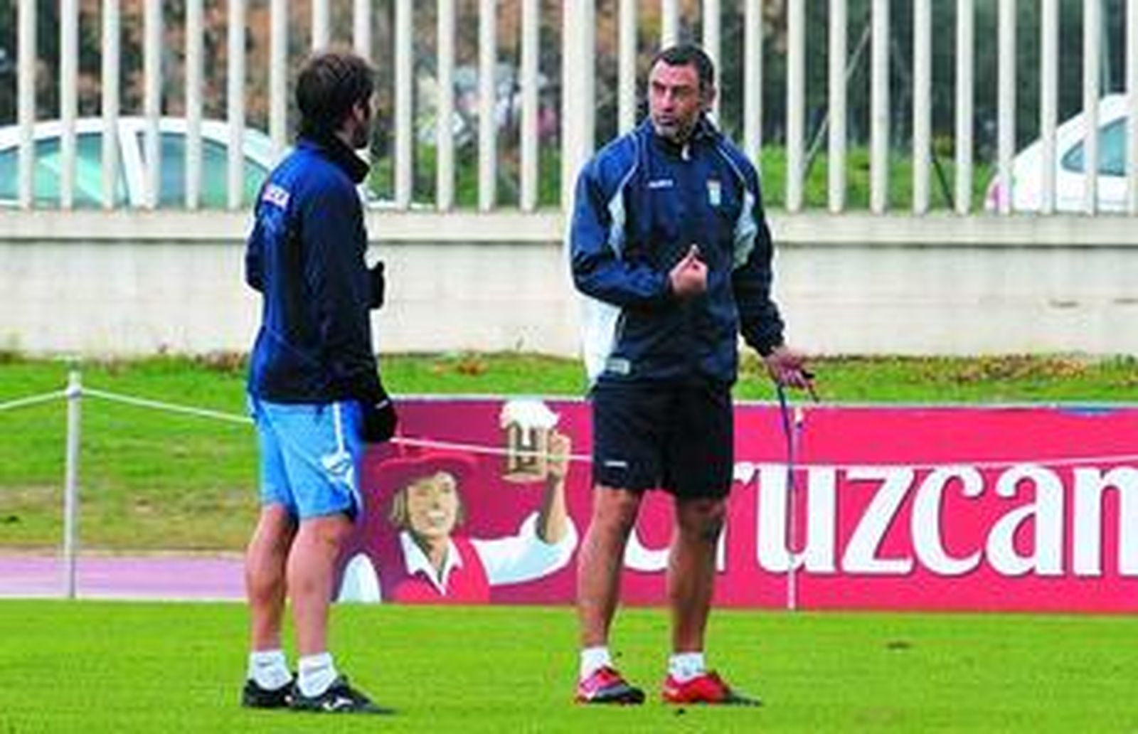 Javi López, que dialoga con Jesús Mendoza, espera doblegar al Rayo Vallecano y ampliar a siete el número de jornadas consecutivas sin perder.