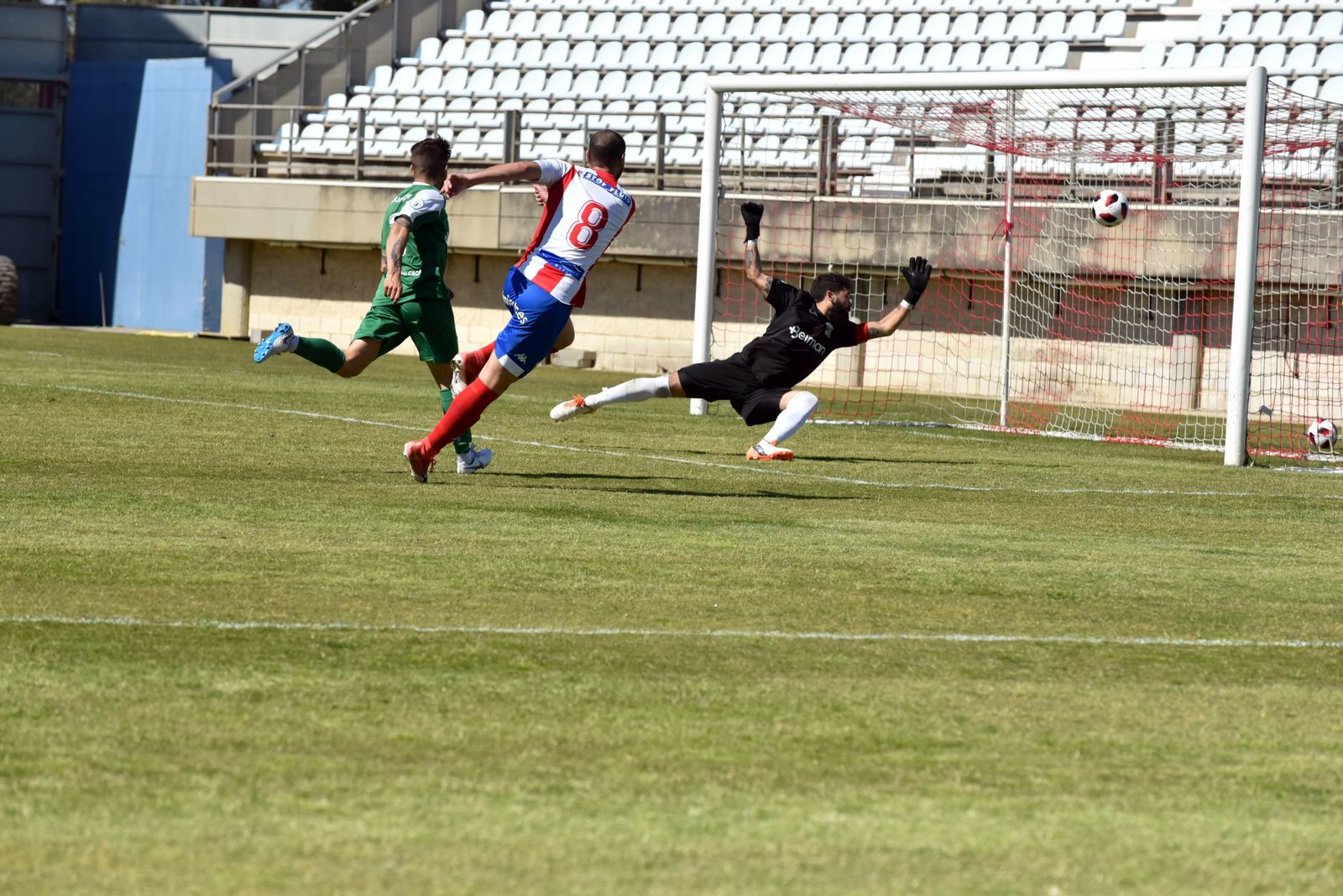 Antonio Sánchez llega antes que Juanma Carrasco para fusilar a Lebrón en el 3-0.