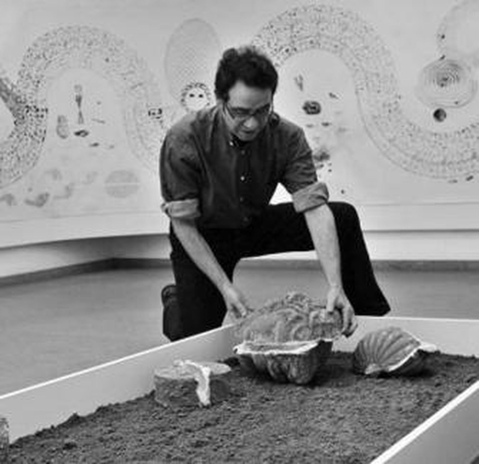 Antonio Sosa, montando la única escultura de la exposición.