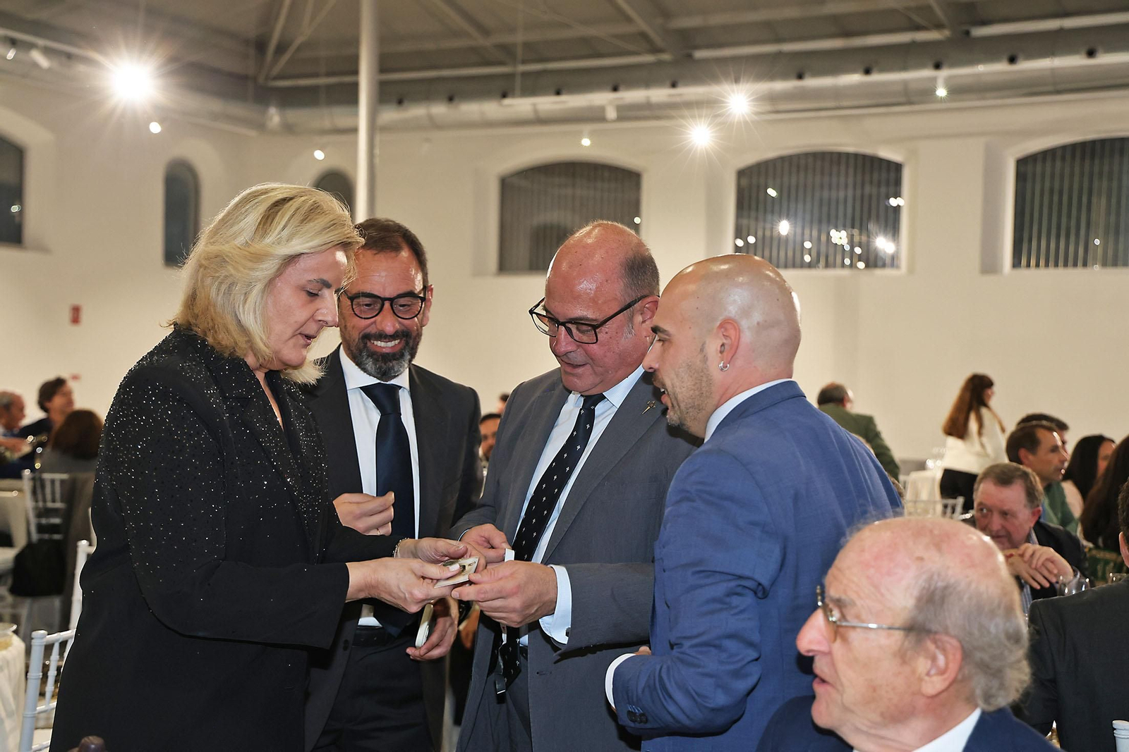 Imágenes de los invitados a la gala de los  37 premios Onubenses del Año