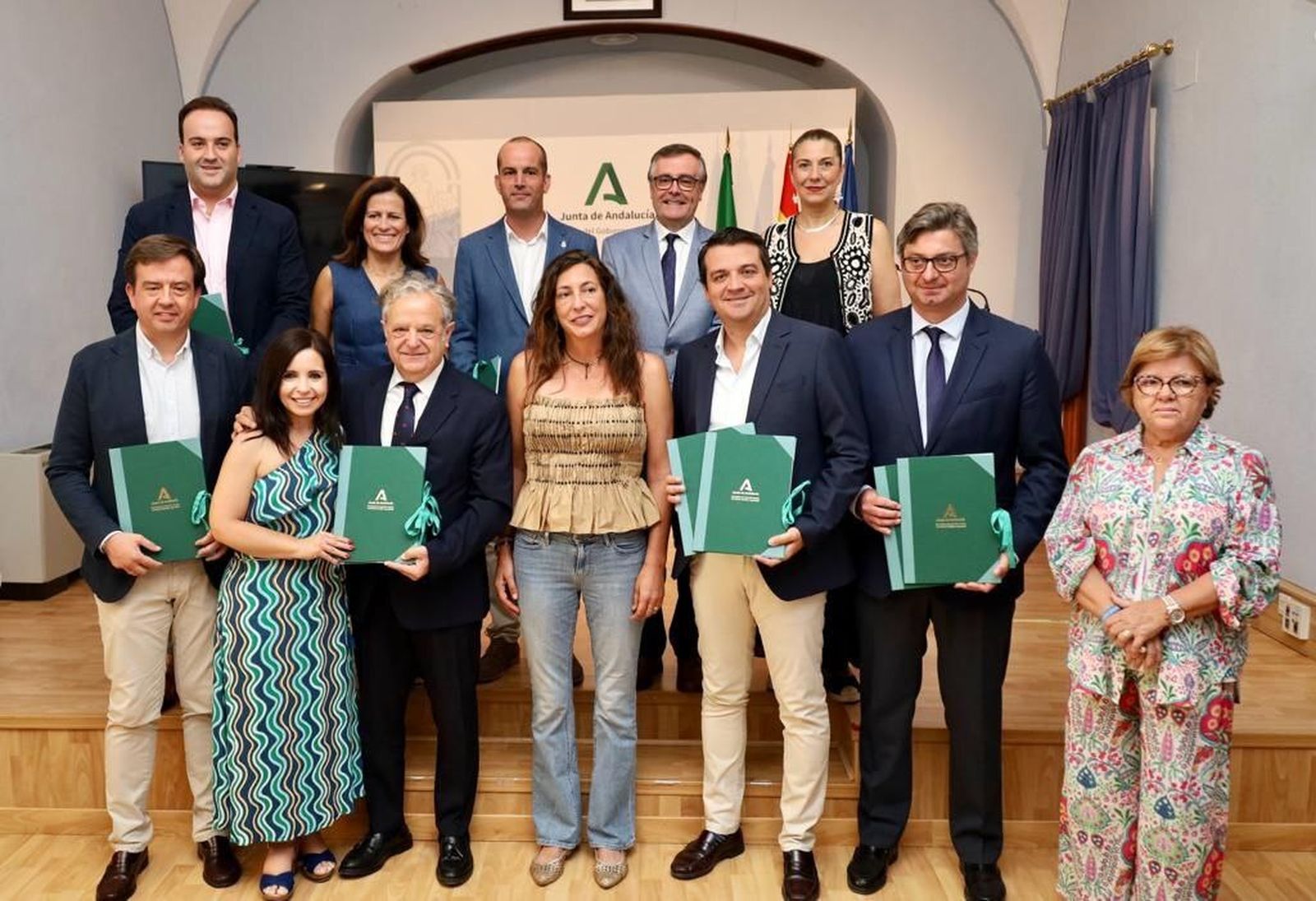 Loles López, en centro, tras entregar las ayudas a varios alcaldes de la provincia de Córdoba.