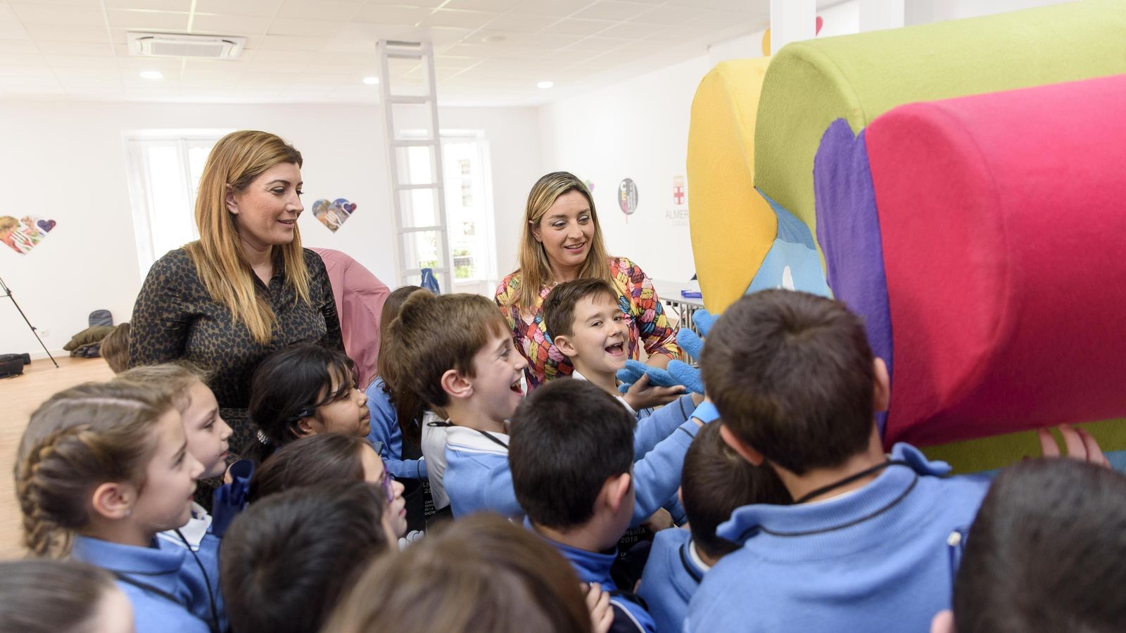 Los pequeños con Alma, la mascota de Almería 2019.
