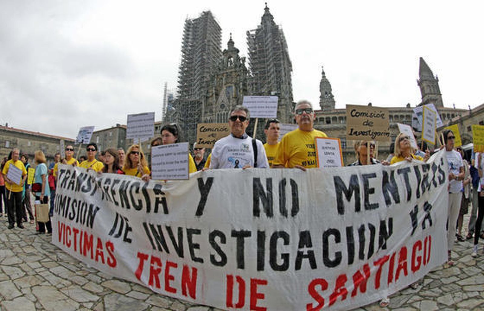 Protesta de algunos de los familiares en la plaza del Obradoiro.  Foto: EFE
