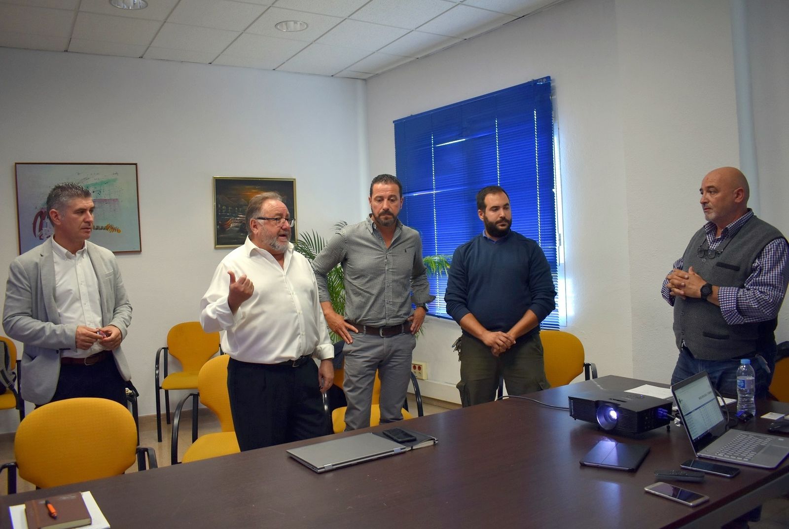 El alcalde con los miembros de la empresa, ayer, en el transcurso de una reunión.