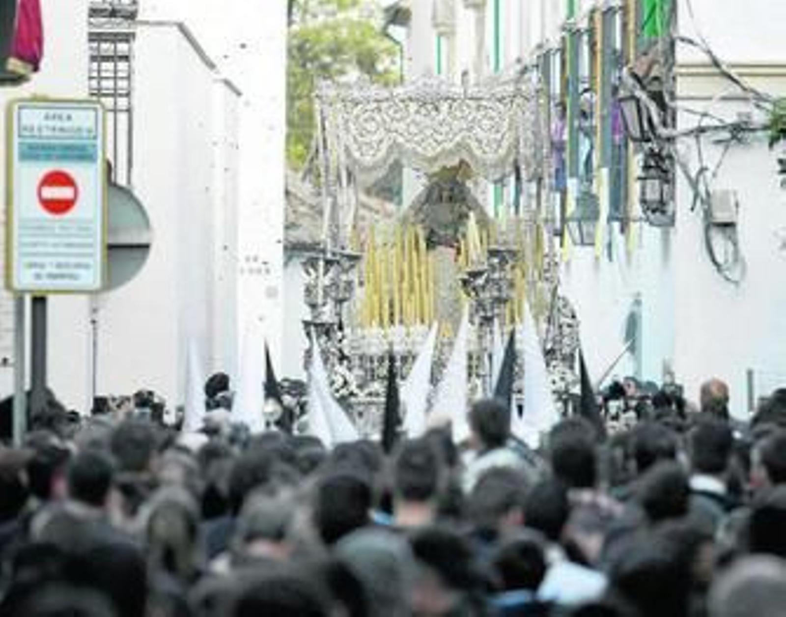 Capuchinos se rinde ante la salida de la hermandad de la Paz y Esperanza.