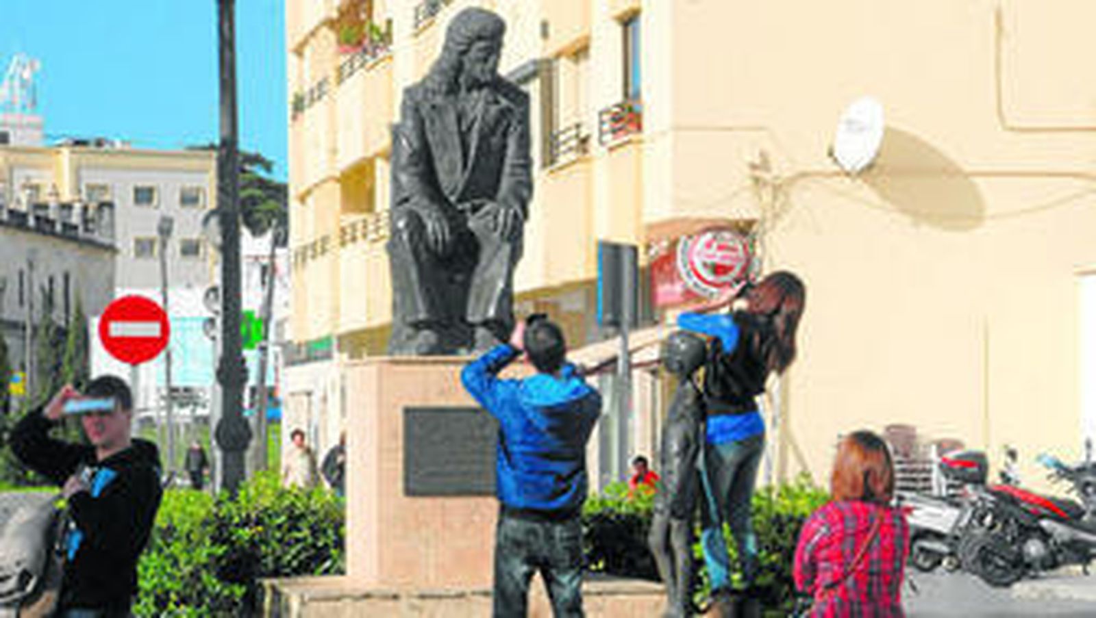 Un grupo de visitantes fotografía la estatua de Camarón de La Isla que se ubica junto a la Venta de Vargas.