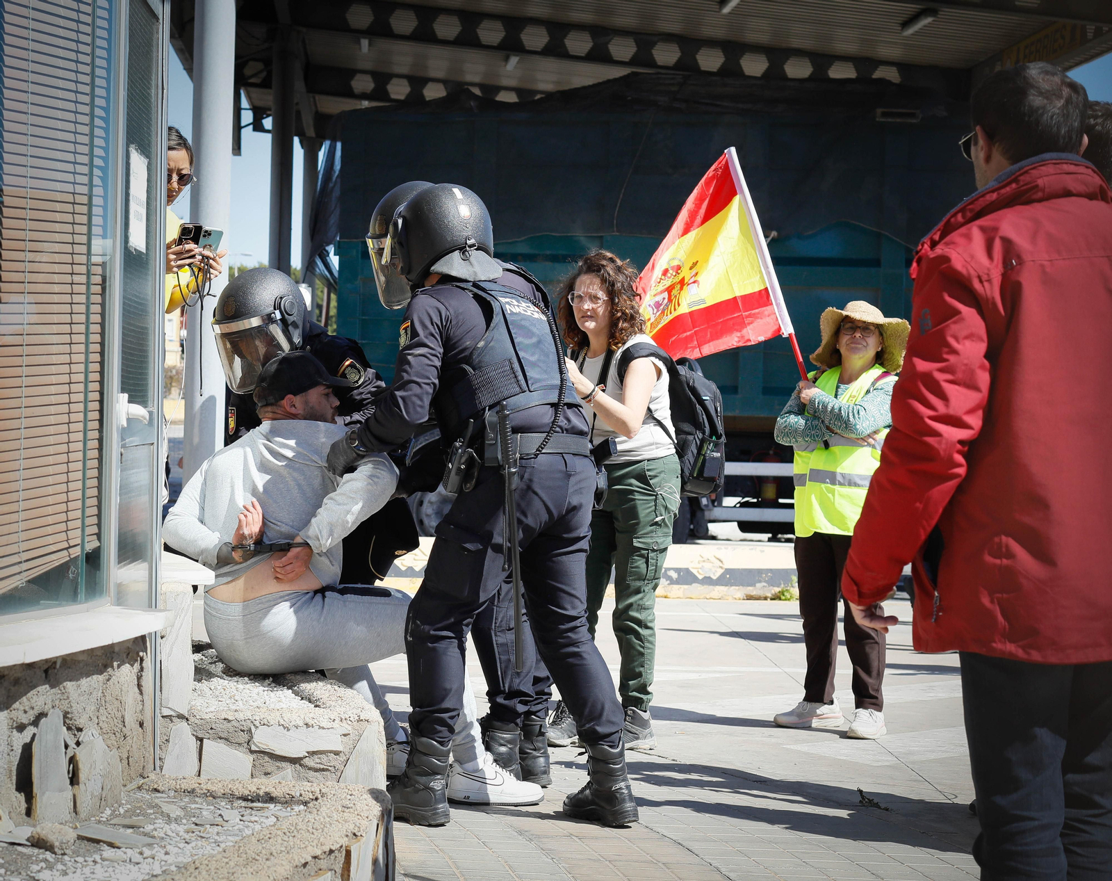 Los agricultores colapsan el puerto de Almería