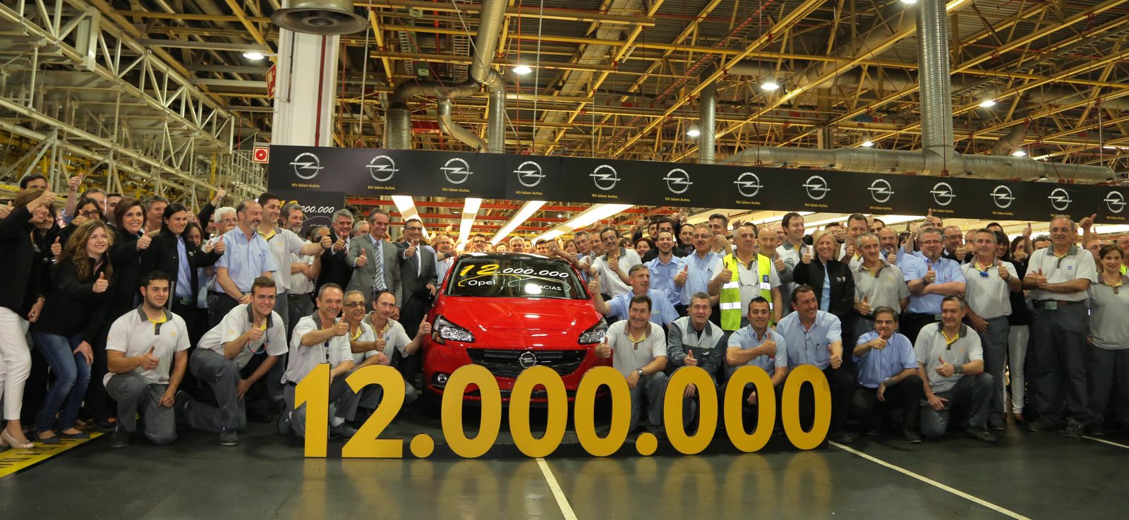 Foto de familia con la unidad 12 millones del Opel Corsa.