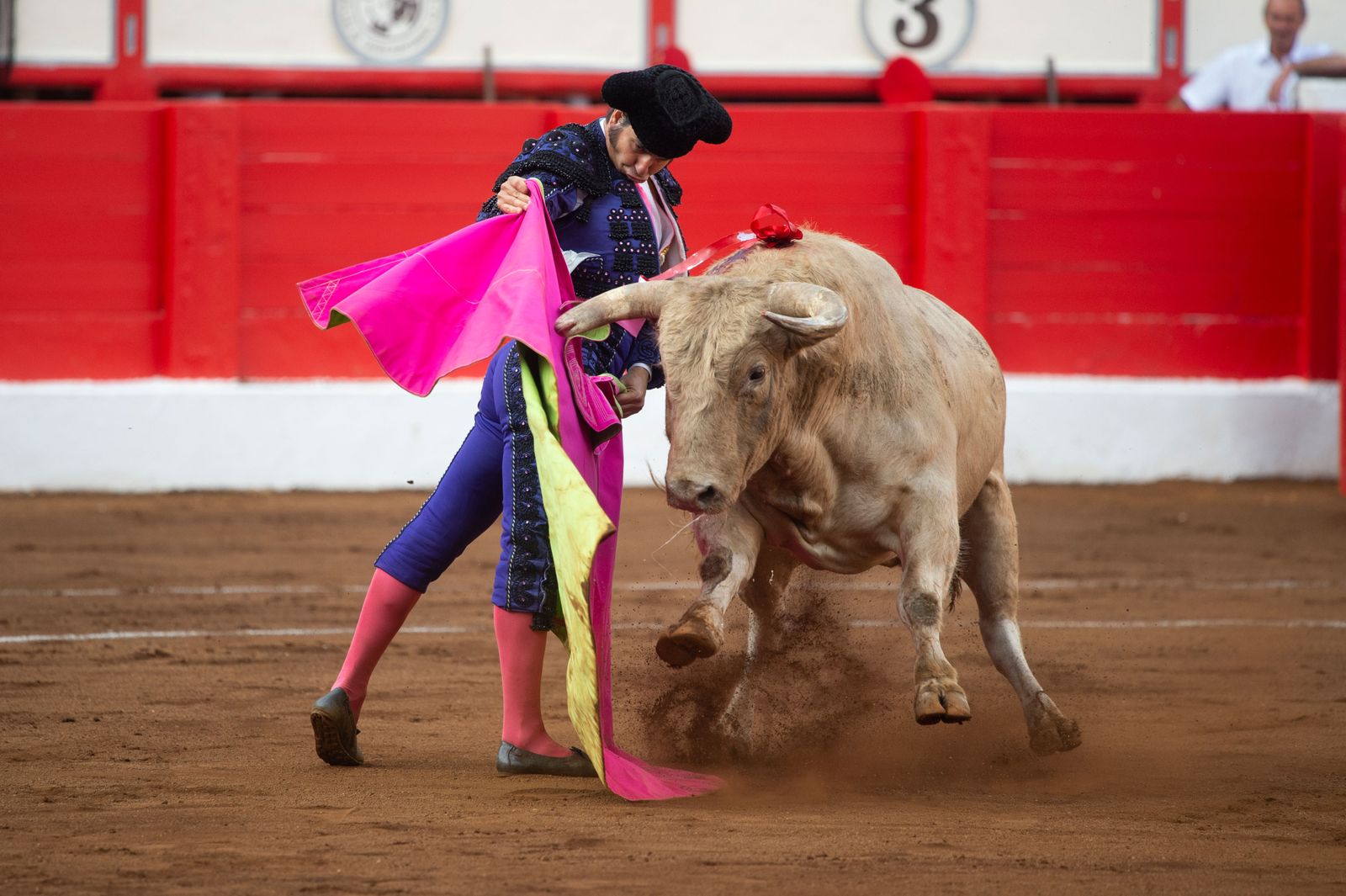 Morante de la Puebla da un pase a un toro durante el tercer día de la Feria de Santiago.