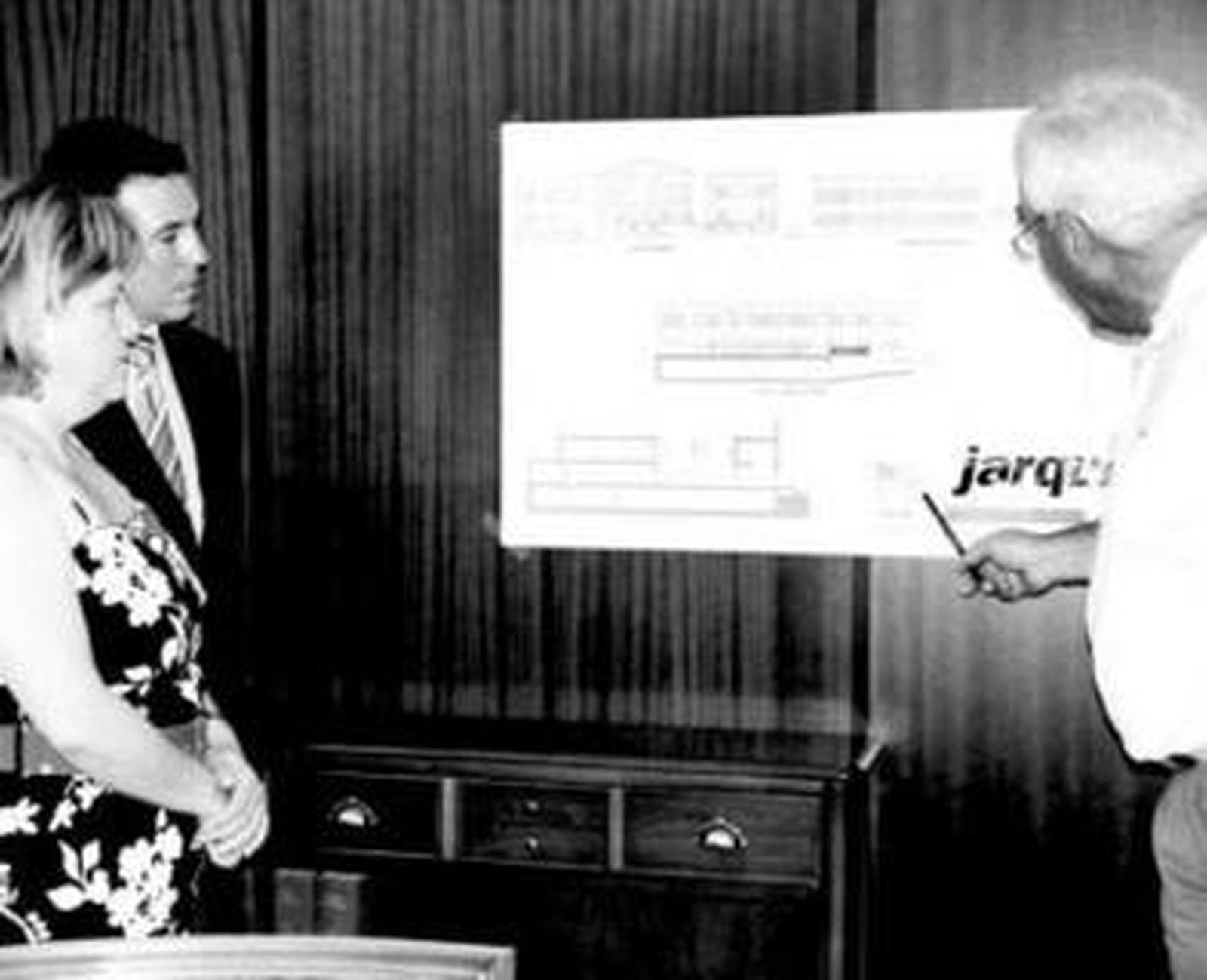 La delegada de Empleo, el director de EMA y el representante de Jarquil.