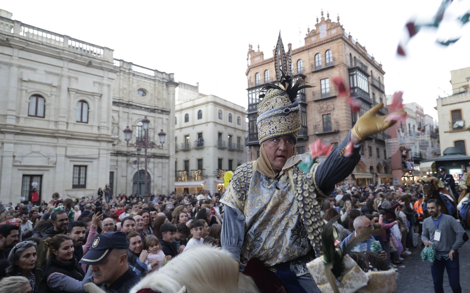 Las imágenes del Heraldo Real por las calles de Sevilla