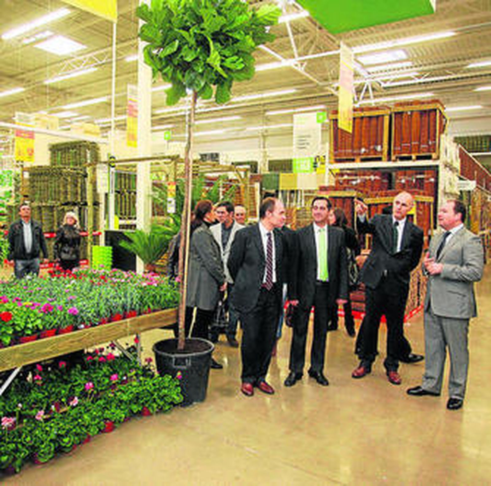 Responsables de Leroy Merlin junto al alcalde de Aljaraque.