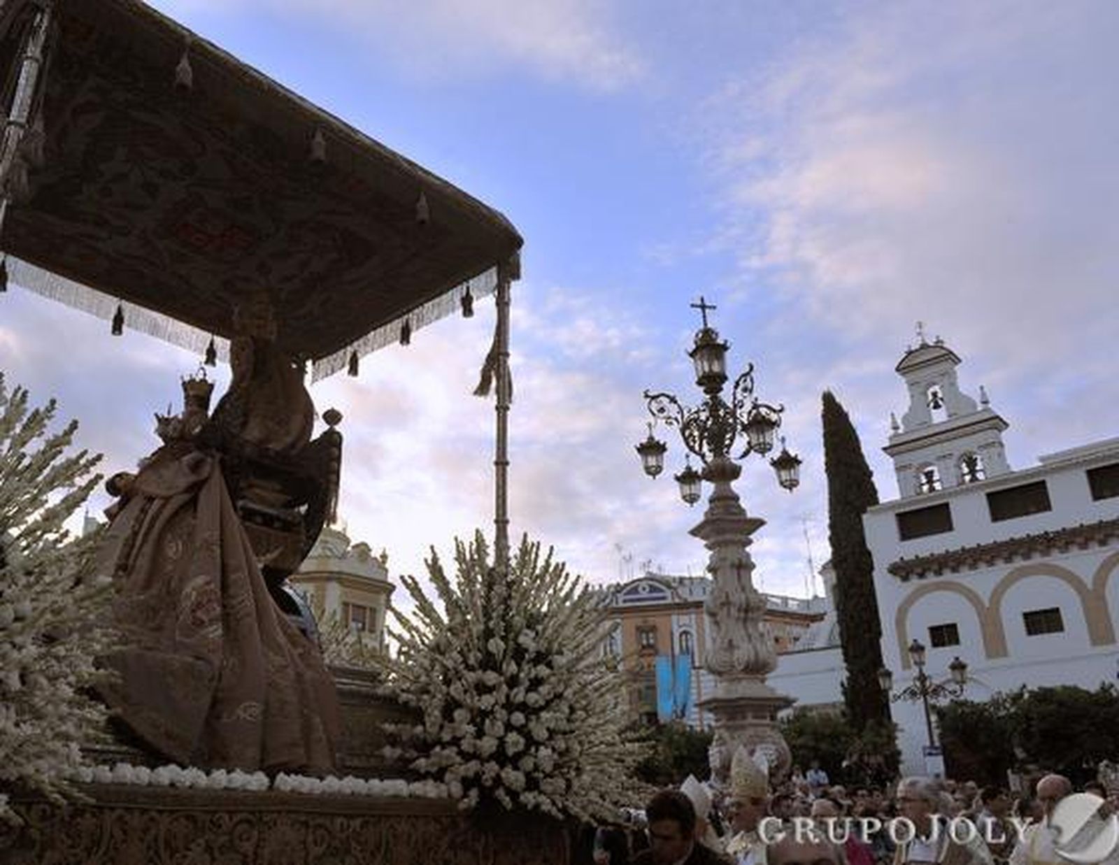 La Virgen de los Reyes por las calles sevillanas. 

Foto: Juan Carlos Vázquez