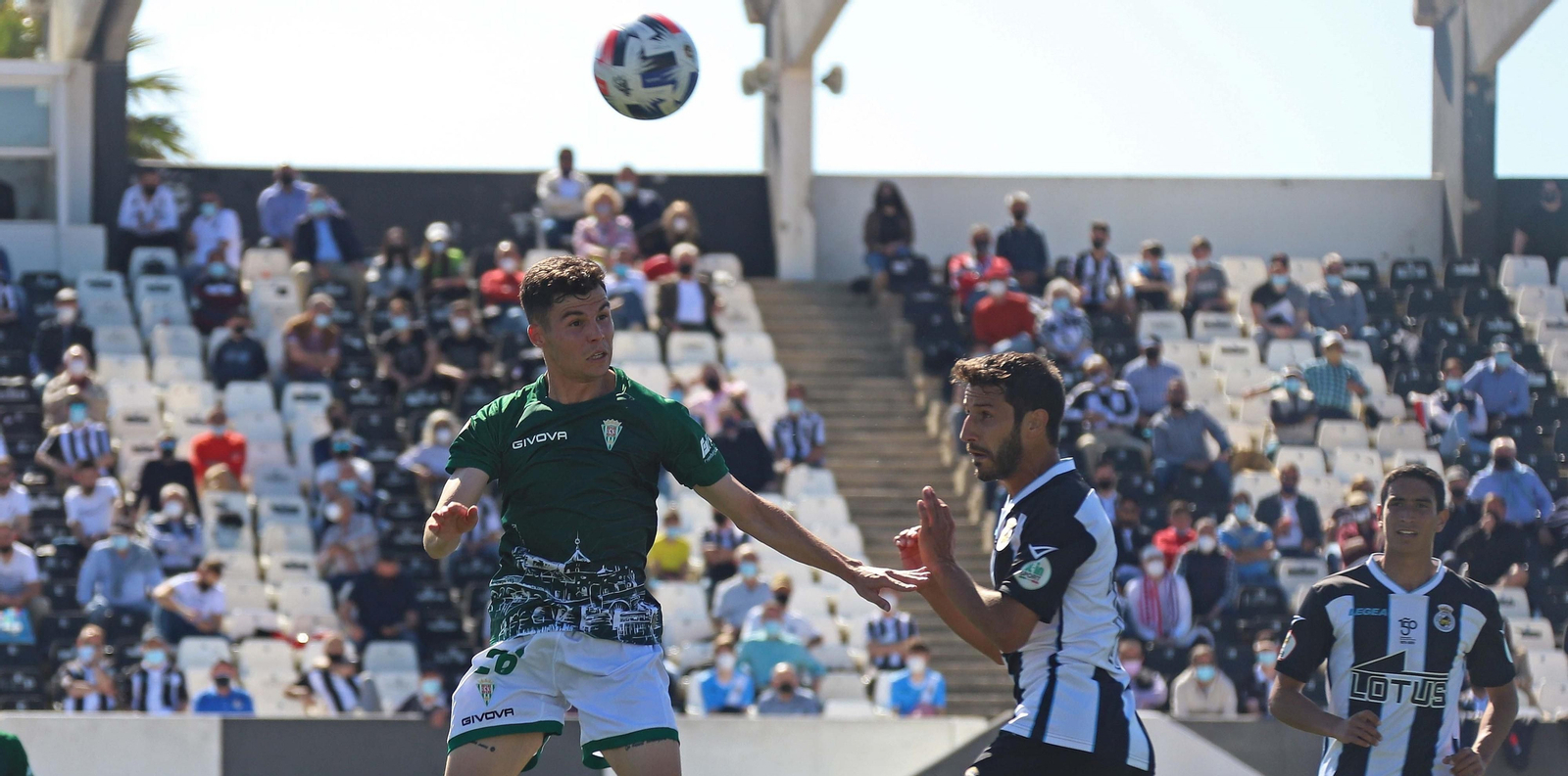 Luismi Redondo pelea un balón aéreo con un jugador de la Balona.