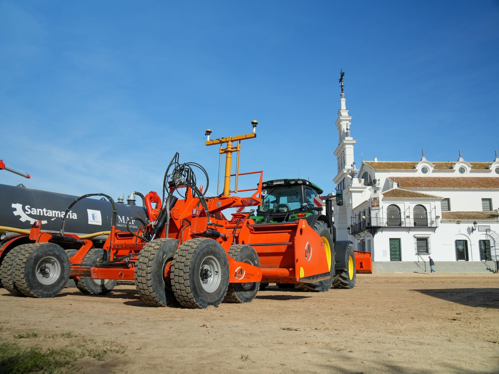 Nueva maquinaria para el mantenimiento en El Rocío.