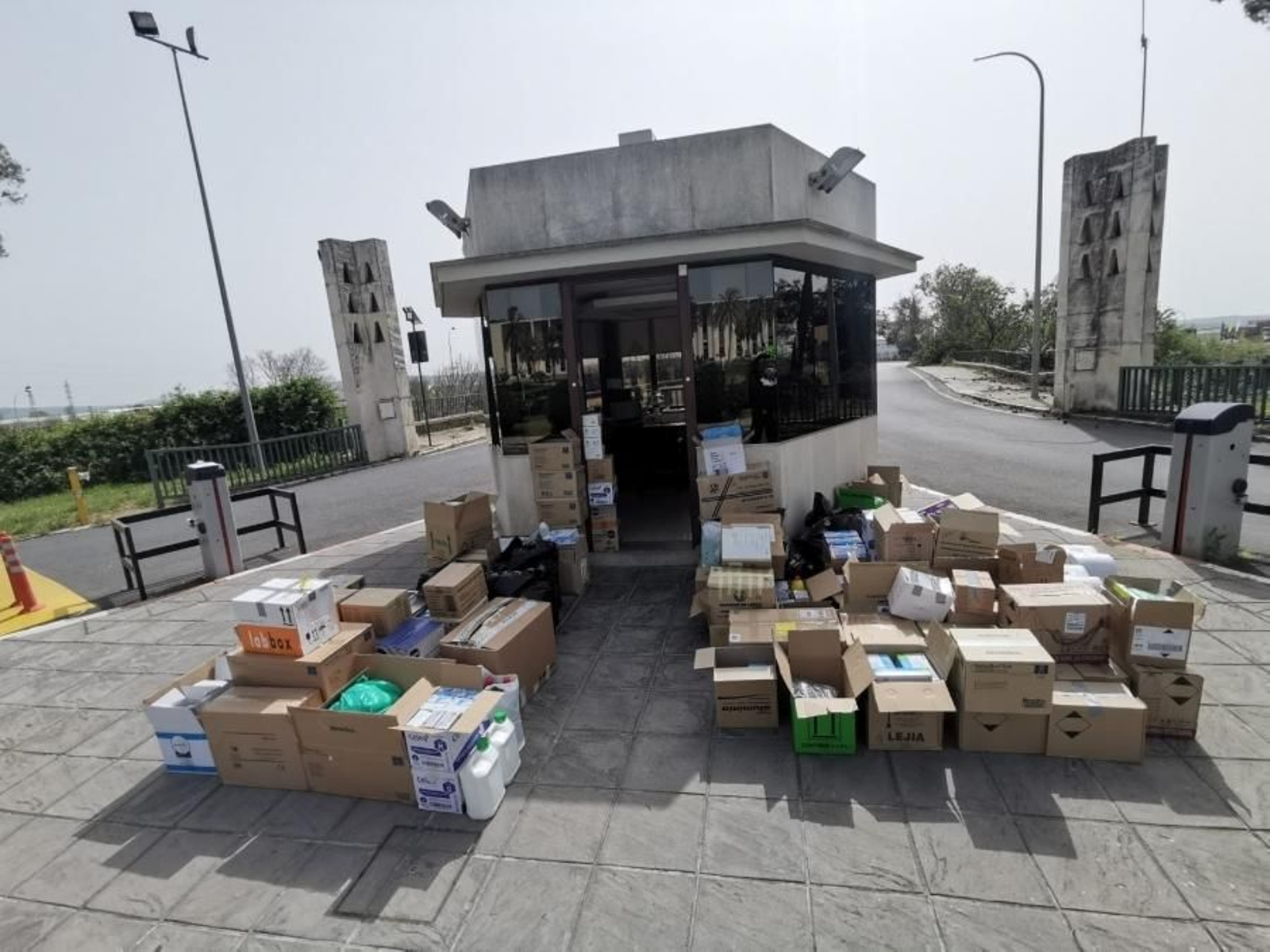 Material sanitario donado por la UCO para frenar el coronavirus.