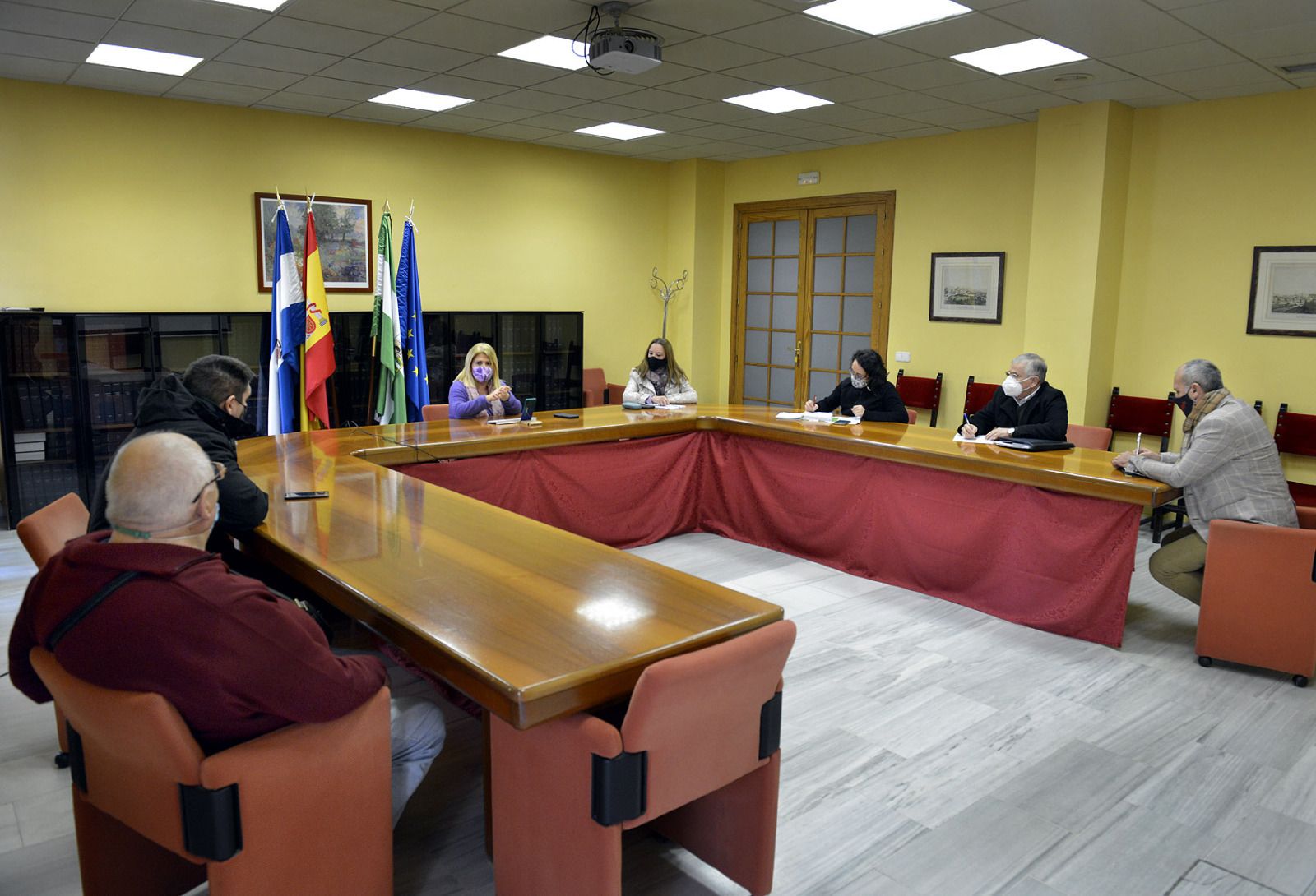 La alcaldesa reunida con representantes del comercio en Jerez.