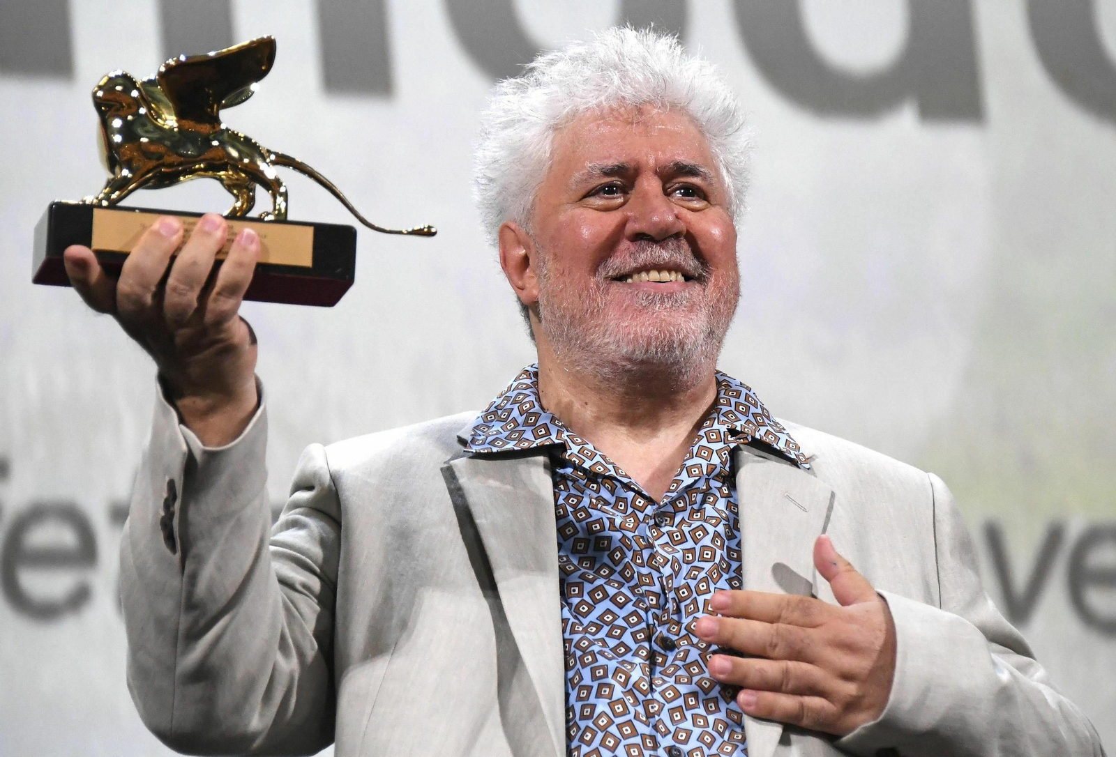 Pedro Almodóvar, este jueves en la Mostra de Venecia con el León de Oro de Honor.