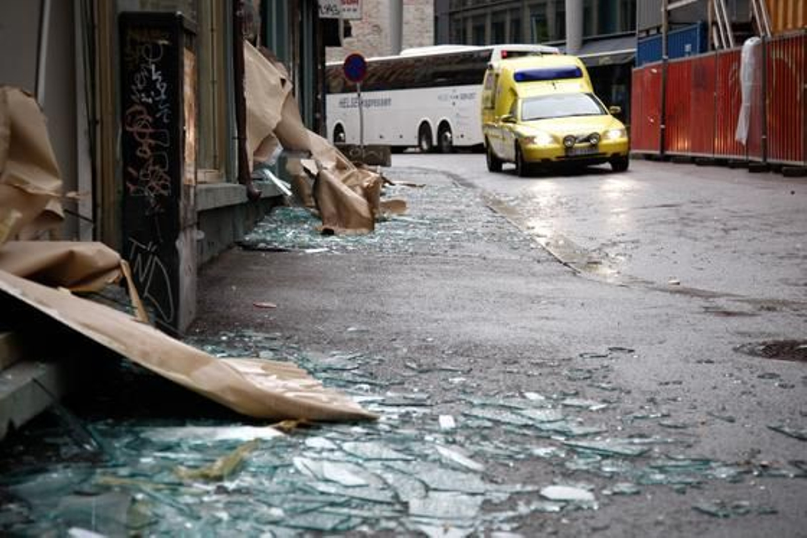 Dos ataques sacuden la capital noruega, el primero con un coche bomba en el centro de la ciudad y el segundo en un campamento juvenil.

Foto: AFP Photo